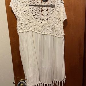 White shirt sleeve tee